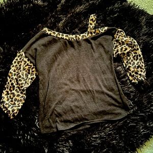 NWOT cold shoulder black & leopard top medium